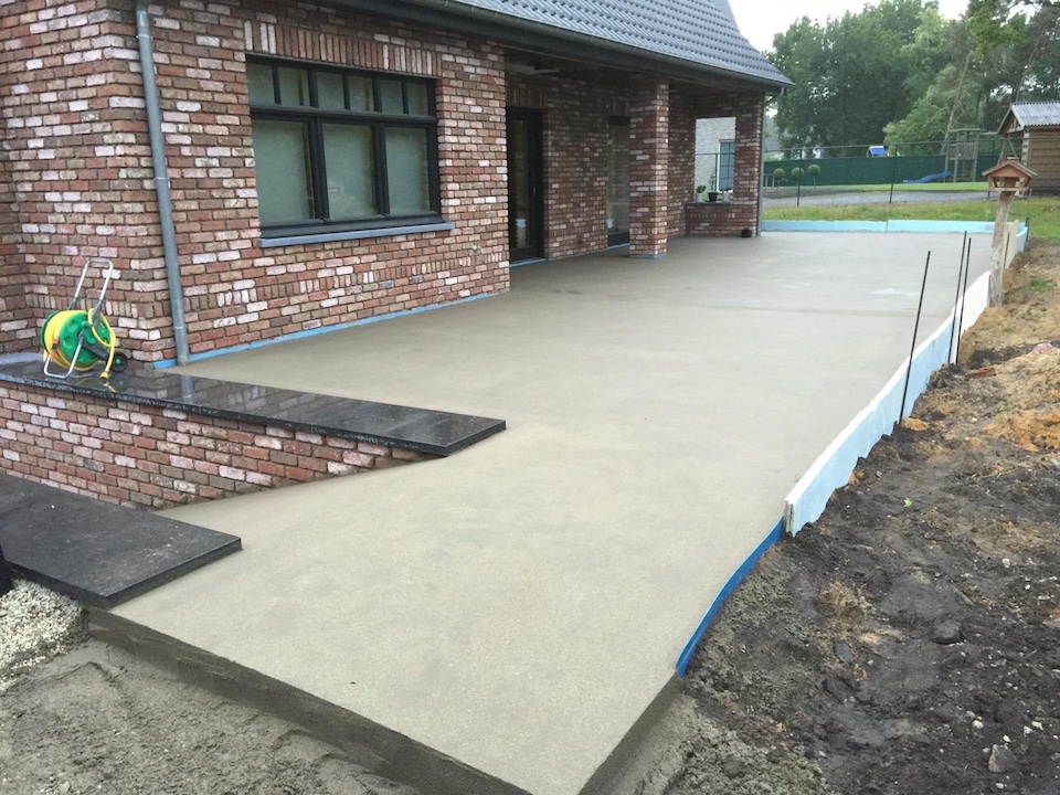 Afgewerkte chape voor een buitenterras