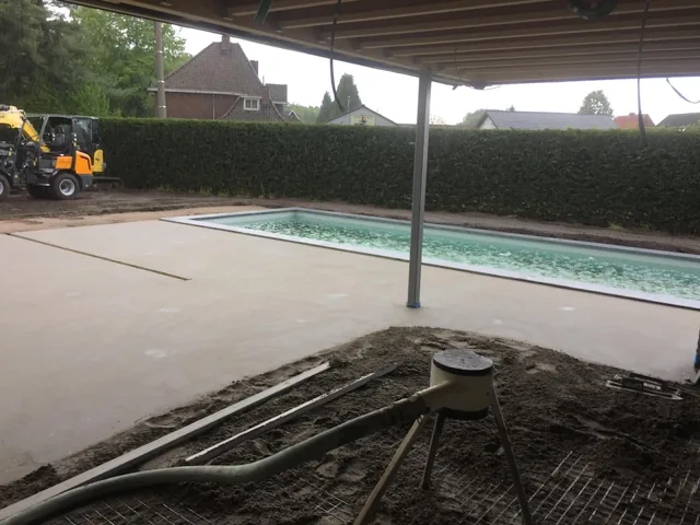 Chapewerken voor een terras aan een zwembad