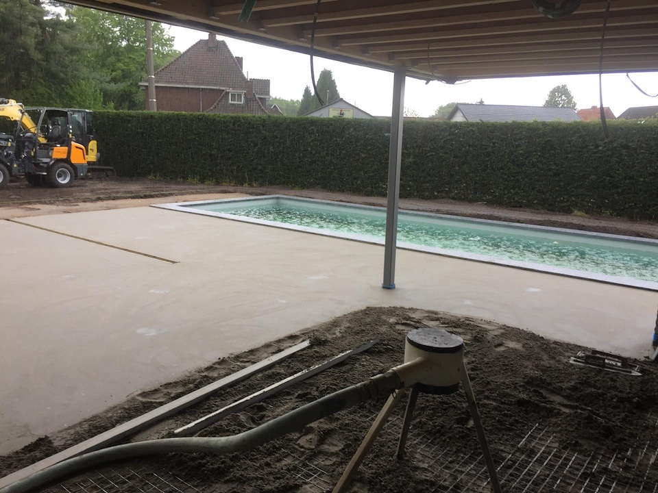 Chapewerken voor een terras aan een zwembad